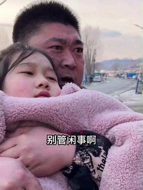 女子强拽小孩被刑拘,强行抱走小孩的视频