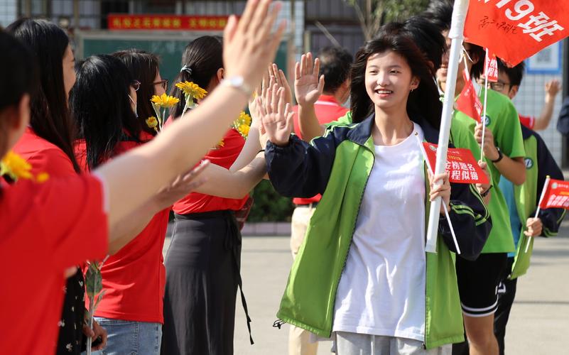 老师穿状元服送祝福,老师穿状元服送祝福语怎么说