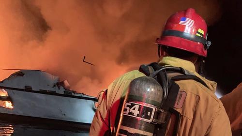 美国接连现13具尸体,美国传来坏消息!至少23人死亡