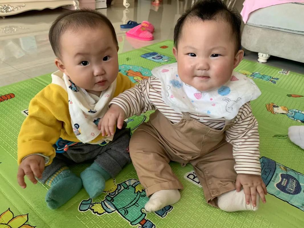 双胞胎考场外跪爷爷,双胞胎兄弟跪求母亲回家